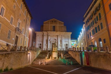 Ancona, İtalya, 27 Eylül 2021: Ancona, İtalya 'da Piazza del Plebiscito' nun arkasındaki Saint Domenico Kilisesi gece görüşü.