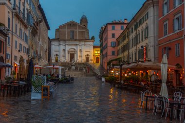 Ancona, İtalya, 27 Eylül 2021: Ancona, İtalya 'da Piazza del Plebiscito' nun arkasındaki Saint Domenico Kilisesi gece görüşü.