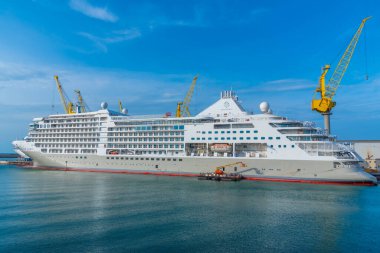 Ancona, İtalya, 26 Eylül 2021: Ancona, İtalya limanında yolcu gemisi.