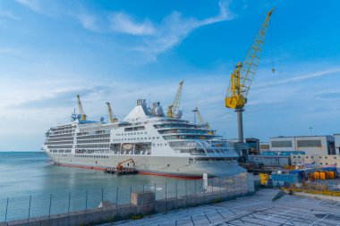 Ancona, İtalya, 26 Eylül 2021: Ancona, İtalya limanında yolcu gemisi.