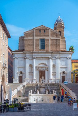 Ancona, İtalya, 26 Eylül 2021: Ancona, İtalya 'da Piazza del Plebiscito' nun arkasındaki Saint Domenico Kilisesi.