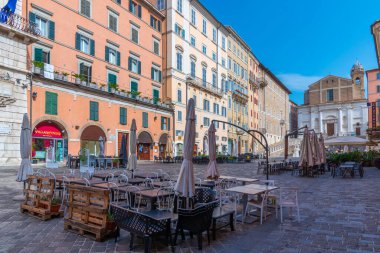 Ancona, İtalya, 26 Eylül 2021: Ancona, İtalya 'da Piazza del Plebiscito' nun arkasındaki Saint Domenico Kilisesi.