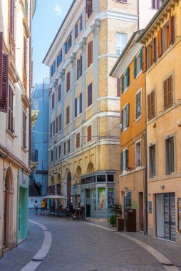 Ancona, İtalya, 26 Eylül 2021: İtalya 'nın eski Ancona kentindeki Dar Sokak.