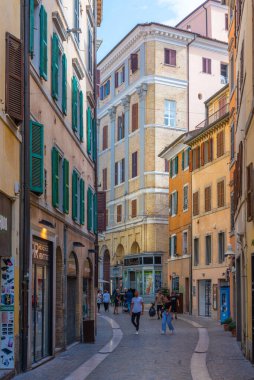 Ancona, İtalya, 26 Eylül 2021: İtalya 'nın eski Ancona kentindeki Dar Sokak.