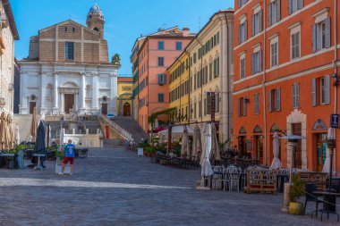 Ancona, İtalya, 26 Eylül 2021: Ancona, İtalya 'da Piazza del Plebiscito' nun arkasındaki Saint Domenico Kilisesi.