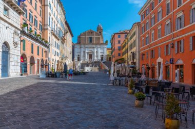 Ancona, İtalya, 26 Eylül 2021: Ancona, İtalya 'da Piazza del Plebiscito' nun arkasındaki Saint Domenico Kilisesi.