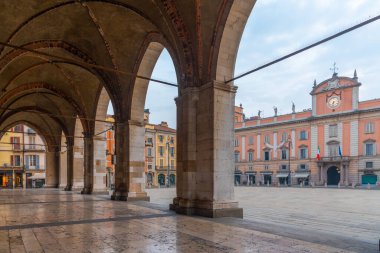 Piacenza, İtalya, 26 Eylül 2021: Piazza dei Cavalli İtalyan Piacenza şehrinin merkezinde.
