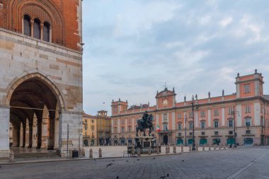 Piacenza, İtalya, 26 Eylül 2021: Piazza dei Cavalli ve Palazzo del Governatore İtalyan Piacenza kentinde.
