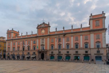 Piacenza, İtalya, 26 Eylül 2021: Piazza dei Cavalli ve Palazzo del Governatore İtalyan Piacenza kentinde.