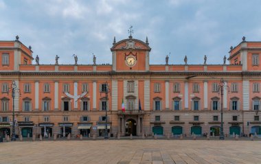 Piacenza, İtalya, 26 Eylül 2021: Piazza dei Cavalli ve Palazzo del Governatore İtalyan Piacenza kentinde.