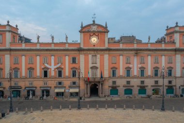 Piacenza, İtalya, 26 Eylül 2021: İtalya Piacenza dei Cavalli ve Palazzo del Governatore üzerinde gün doğumu.