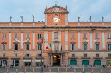 Piacenza, İtalya, 26 Eylül 2021: Piazza dei Cavalli ve Palazzo del Governatore İtalyan Piacenza kentinde.