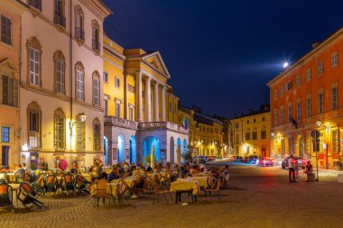 Piacenza, İtalya, 25 Eylül 2021: Piacenza İtalya 'da belediye tiyatrosunda gün batımı