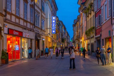 Piacenza, İtalya, 25 Eylül 2021: İtalyan Piacenza kasabasının merkezinde bir caddenin üzerinde gün batımı.