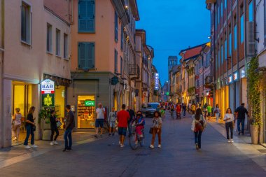 Piacenza, İtalya, 25 Eylül 2021: İtalyan Piacenza kasabasının merkezinde bir caddenin üzerinde gün batımı.