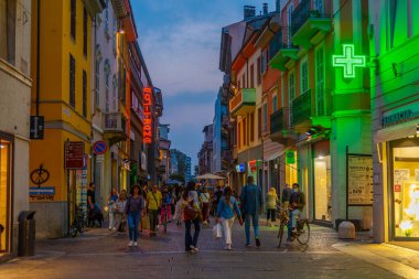 Piacenza, İtalya, 25 Eylül 2021: İtalyan Piacenza kasabasının merkezinde bir caddenin üzerinde gün batımı.