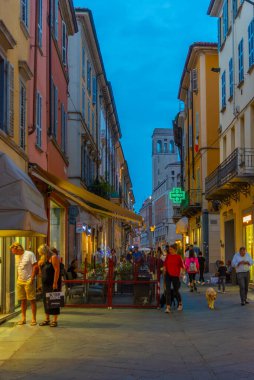 Piacenza, İtalya, 25 Eylül 2021: İtalyan Piacenza kasabasının merkezinde bir caddenin üzerinde gün batımı.