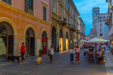 Piacenza, İtalya, 25 Eylül 2021: İtalyan Piacenza kasabasının merkezinde bir caddenin üzerinde gün batımı.