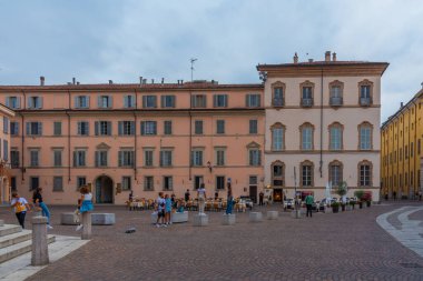 Piacenza, İtalya, 26 Eylül 2021: İtalyan Piacenza kasabasının merkezindeki Dar Sokak.