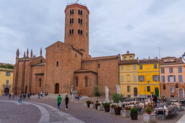 Piacenza, İtalya, 26 Eylül 2021: İtalyan Piacenza kentindeki Aziz Antoninus Bazilikası.