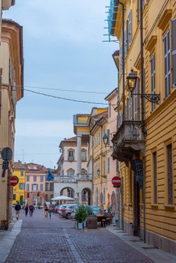 Piacenza, İtalya, 26 Eylül 2021: İtalyan Piacenza kasabasının merkezindeki Dar Sokak.