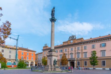 Piacenza, İtalya, 25 Eylül 2021: Piacenza, İtalya 'daki Roma Katolik Piskoposluğu üzerine gün doğumu.