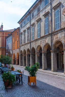 Busseto, İtalya, 25 Eylül 2021: İtalyan kenti Busseto 'nun merkezindeki Dar Sokak.