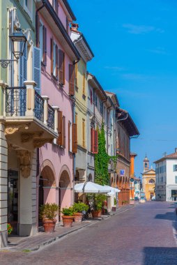 Busseto, İtalya, 25 Eylül 2021: İtalyan kenti Busseto 'nun merkezindeki Dar Sokak.