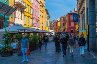 Parma, İtalya, 25 Eylül 2021: İtalyan şehri Parma 'nın merkezinde Dar Sokak.