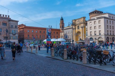 Parma, İtalya, 25 Eylül 2021: Piazza Giuseppe Garibaldi İtalyan şehri Parma 'nın merkezinde.