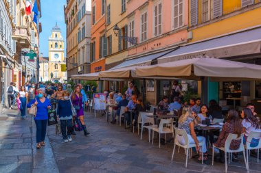 Parma, İtalya, 25 Eylül 2021: İtalyan şehri Parma 'nın merkezinde Dar Sokak.