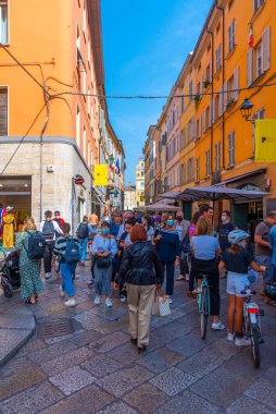 Parma, İtalya, 25 Eylül 2021: İtalyan şehri Parma 'nın merkezinde Dar Sokak.