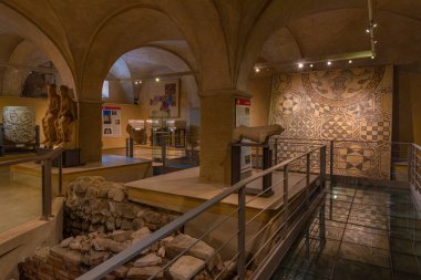 Parma, İtalya, 25 Eylül 2021: Parma İtalya 'daki Museo Diocesano' da heykeller