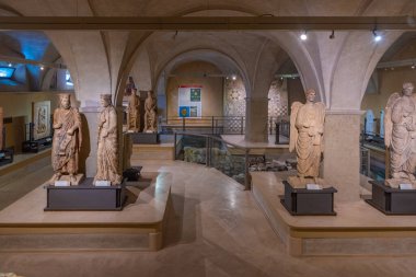 Parma, İtalya, 25 Eylül 2021: Parma İtalya 'daki Museo Diocesano' da heykeller