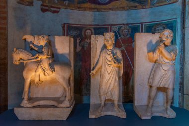 Parma, İtalya, 25 Eylül 2021: Parma İtalya 'daki Museo Diocesano' da heykeller