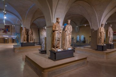 Parma, İtalya, 25 Eylül 2021: Parma İtalya 'daki Museo Diocesano' da heykeller