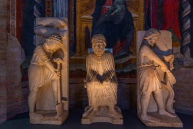Parma, İtalya, 25 Eylül 2021: Parma İtalya 'daki Museo Diocesano' da heykeller