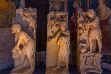 Parma, İtalya, 25 Eylül 2021: Parma İtalya 'daki Museo Diocesano' da heykeller