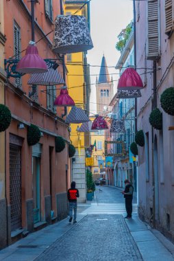 Parma, İtalya, 25 Eylül 2021: İtalyan şehri Parma 'nın merkezinde Dar Sokak.