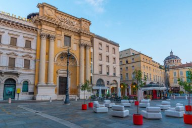 Parma, İtalya, 25 Eylül 2021: Gündoğumu Piazza Giuseppe Garibaldi üzerinde İtalyan kasabası Parma 'nın merkezinde.