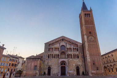 Parma, İtalya, 25 Eylül 2021: İtalya 'daki Parma Katedrali' nin gün doğumu manzarası.