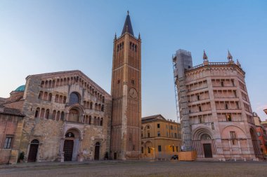 Parma, İtalya, 25 Eylül 2021: İtalya 'daki Parma Katedrali' nin gün doğumu manzarası.