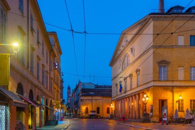 Parma, İtalya, 25 Eylül 2021: İtalya 'nın Parma kentindeki Teatro Regio' da gün doğumu.