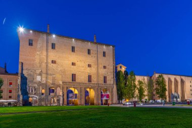 Parma, İtalya, 25 Eylül 2021: Parma, İtalya 'da Palazzo della Pilotta üzerinde gün doğumu.