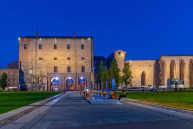 Parma, İtalya, 25 Eylül 2021: Parma, İtalya 'da Palazzo della Pilotta üzerinde gün doğumu.