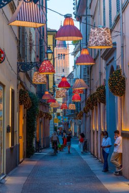 Parma, İtalya, 24 Eylül 2021: İtalyan şehri Parma 'nın merkezinde Dar Sokak.