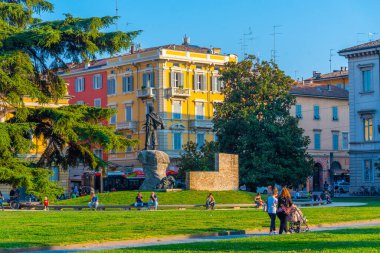 Parma, İtalya, 24 Eylül 2021: Parma, İtalya 'da Palazzo della Pilotta' nın önüne park et.