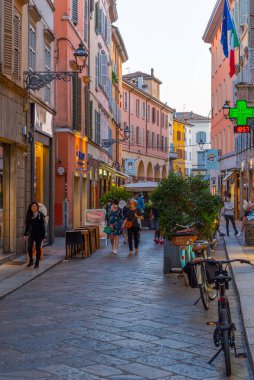 Parma, İtalya, 24 Eylül 2021: İtalyan şehri Parma 'nın merkezinde Dar Sokak.