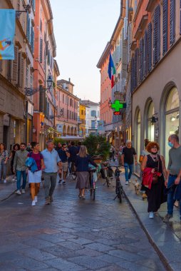 Parma, İtalya, 24 Eylül 2021: İtalyan şehri Parma 'nın merkezinde Dar Sokak.