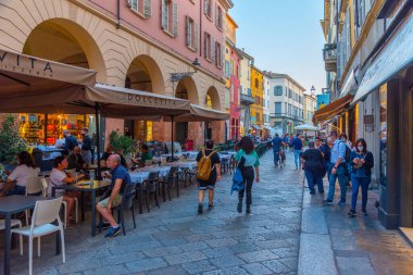 Parma, İtalya, 24 Eylül 2021: İtalyan şehri Parma 'nın merkezinde Dar Sokak.